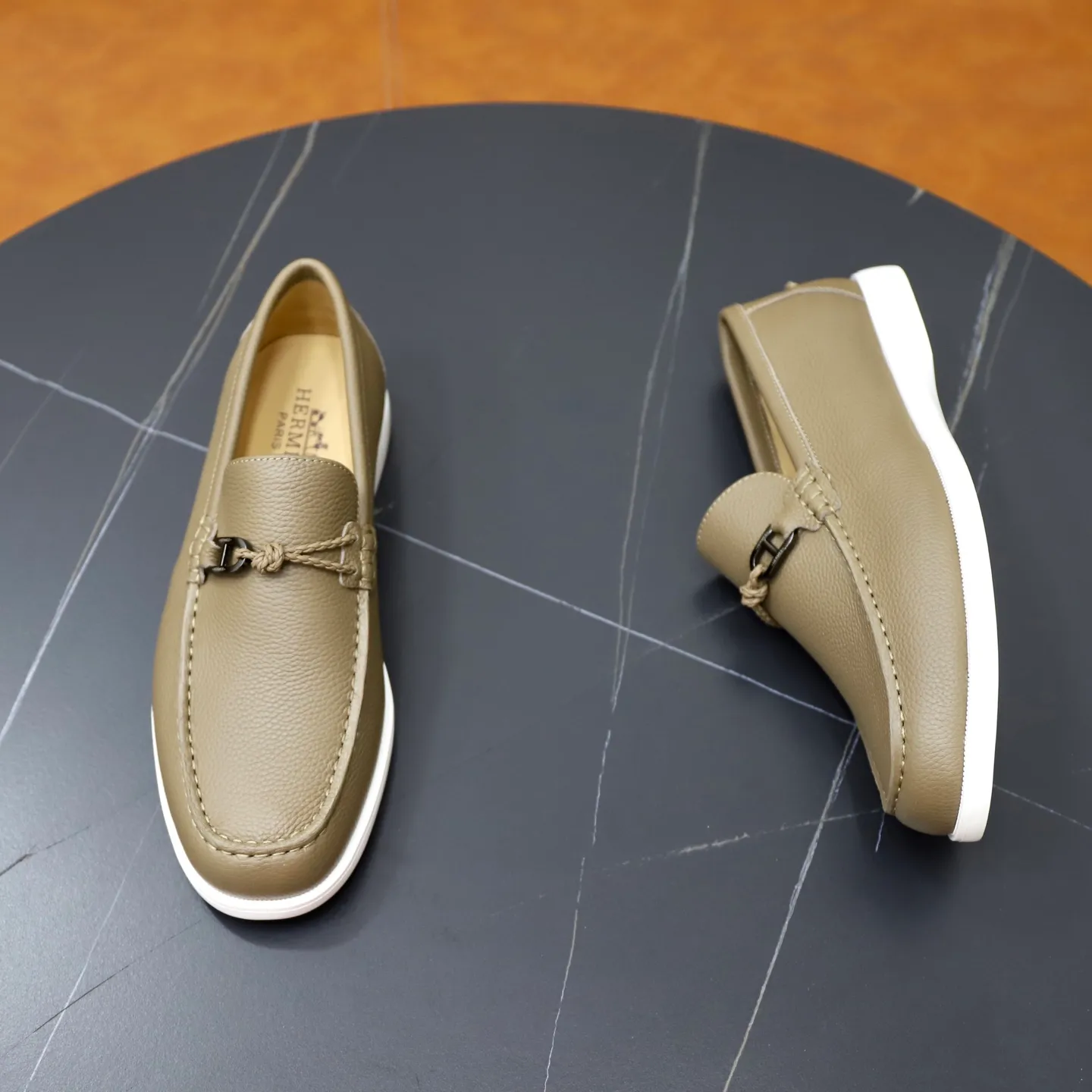 Ex-factory price: 560💰Hermès/Hermès slip-on men's shoes. This shoe is made of imported pebbled cowhide. It has simple and smooth lines and is combined with aerodynamically designed 3CM rubber foam ultra-light soles! Youthful and fashionable, classic H-shaped hardware buckle decoration, calf lining gently wraps the feet, with logo cowhide feet, casual and urban style, highlighting youthful vitality, sports and leisure version, super versatile, code number: 38-39-40-41-42-43-44 standard leather shoe size (45 can be customized but does not support returns)